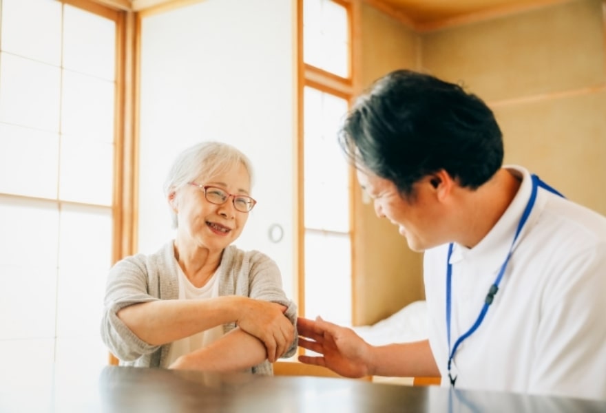 患者さんの様子を見ている画像